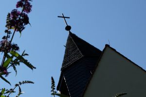 Evangelische Erlöserkirche Saal an der Saale - Blick auf die Kirchturmspitze mit Kreuz